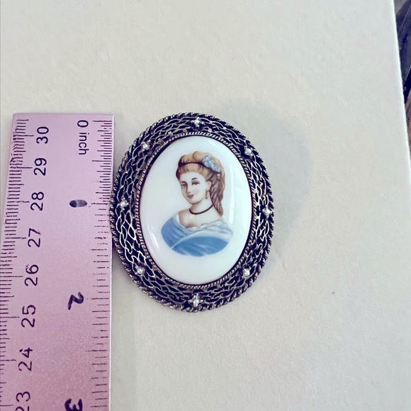 Vintage Cameo Brooch with Blue and Silver Details - Picture 2 of 3
